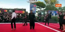 Venezia 83, l'attore Cristiano Caccamo sfila sul red carpet con un look alla Matrix