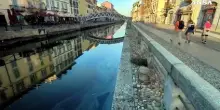 Milano, chiazza di gasolio nel Naviglio Pavese