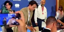 Venezia, arriva la star Robert Pattinson: sorrisi e autografi