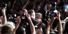 Venezia, il red carpet con gli Oasis e i loro brani: fan in delirio