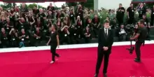 Venezia, Nanni Moretti sul red carpet con Jasmine Trinca e Louis Garrel