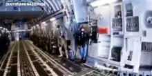 Navy Seal si lanciano da un U.S. Air Force C-17 Globemaster con l'imbarcazione