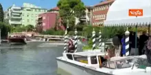 Venezia 83, Sophie Codegoni e Ginevra Sallusti arrivano al Lido a bordo di un taxi acquatico