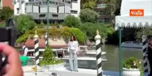 Venezia 83, Jori Delli in posa per i fotografi al Lido per la Mostra del Cinema