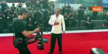 Ricky Martin incanta il red carpet di Venezia 83. Ha scelto un blazer bianco e pantaloni neri