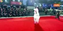 Venezia 83, un unicorno irrompe sul red carpet al Lido
