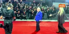 Venezia 83, Lino Banfi sfila sul red carpet del film "The Echo Chamber" alla Mostra del Cinema