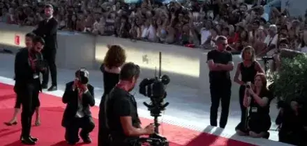 Venezia, Susan Sarandon sfila sul red carpet con una spilla per Gaza