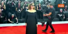 Susan Sarandon indossa una spilla pro-Palestina sul red carpet di Venezia 83