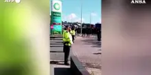 Regno Unito, Portsmouth: anti-migranti incappucciati assediano il porto