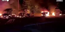 Riprendono i raid russi su Kiev, una nube di fumo sopra piazza Maidan