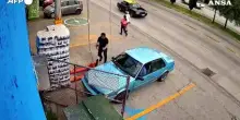 Tragedia sfiorata in Messico, un uomo si lancia in strada per salvare una bimba