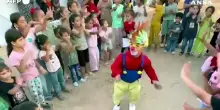 Un naso rosso tra le macerie, a Gaza un clown riporta il sorriso ai bambini