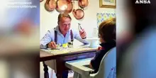 Lollobrigida spiega il latte italiano ad un bimbo: "Prodotto straordinario"