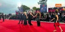 Venezia 83, il cast del film "L'estranea" sfila mano nella mano sul red carpet
