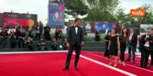 Venezia 83, Adriano Giannini elegantissimo sul red carpet del film "L'estranea"