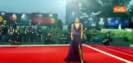 Venezia 83, Elisabetta Gregoraci sul red carpet sfida la scaramanzia e sfila in viola