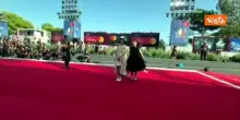 Venezia 83, Furi Nanase e Rokka Okada sul red carpet fanno il gesto coreano del cuore con le dita