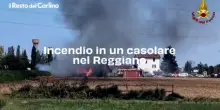 Incendio in un casolare nel Reggiano: video dei vigili del fuoco