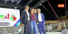 Schlein scherza coi fotografi alla Festa Nazionale di Avs: A sinistra? Sempre