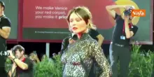 Venezia 83, Emily Alyn Lind sfila sul red carpet con un abito di pizzo nero e strascico
