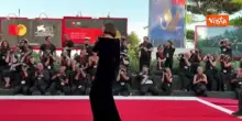 Venezia 83, Maggie Gyllenhaal in un elegantissimo abito di velluto nero sfila sul red carpet