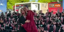 Venezia 83, la madrina della Mostra Greta Scarano in posa con la collega 2022 Roc&iacute;o Mu&ntilde;oz Morales