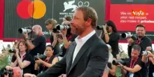 Stephen Graham posa per i fotografi sul red carpet di Venezia 83