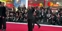 Venezia 83, il regista e coreografo di arti marziali Yuen Woo-Ping sul red carpet del film "Bunker"
