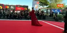 Rocio Munoz Morales sul red carpet di Venezia 83 in posa per i fotografi