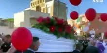 Funerali Lorena, la bara bianca lascia la chiesa tra palloncini rossi e applausi