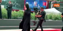 Venezia 83, Marina Abramovic sul red carpet con completo pantalone nero e immancabile rossetto rosso