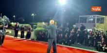 Venezia 83, Giuliano Sangiorgi scherza con i fotografi sul red carpet