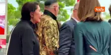 Venezia 83, Marina Abramovic porge un fiore ai fotografi sul red carpet