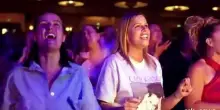 Maxi karaoke dedicato a C&eacute;line Dion a Parigi in vista del suo ritorno