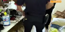 Nascondeva in casa 19 panetti di hashish e una pistola, arrestato nel Trapanese