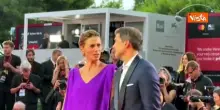 Venezia 83, Anna Foglietta (in viola) con il marito Paolo Sopranzetti sul red carpet