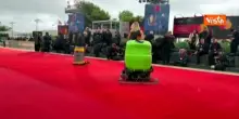 Venezia 83, la pulizia del tappeto rosso con spazzole e idropulitrice prima dell'arrivo delle star
