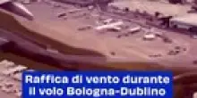"Atterraggio d'emergenza a Dublino: video mostra l'aereo sfiorare la pista durante una raffica di vento"