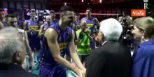 Mattarella saluta i giocatori della nazionale italiana e svedese al termine partita Eurovolley 2026
