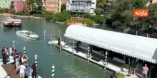 Venezia 83, Pierfrancesco Favino in posa per i fotografi al suo arrivo al Lido