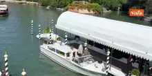 Venezia 83, Nicoletta Romanoff lancia baci ai fotografi al suo arrivo al Lido