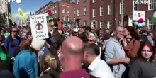 Irlanda, manifestazione contro la visita di Trump: "Isola sbagliata, vattene"