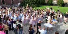 La grande marcia danzante di On Dance giudata da Roberto Bolle