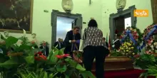 Magi e Della Vedova posano la bandiera dell'Ue sul feretro di Emma Bonino