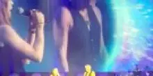 Ligabue e la figlia Linda duettano sul palco di Jesolo: il video