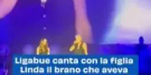 Luciano Ligabue e la figlia Linda emozionano Jesolo con "A modo tuo" in un debutto familiare unico