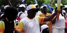 La fiamma dei Giochi Olimpici Giovanili attraversa le strade di Dakar