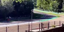 La Ferrari a Imola, Hamilton subito in pista. Tanti curiosi nella zona del circuito VIDEO