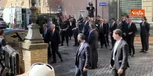 Meloni arriva alle esequie di Stato di Emma Bonino. il saluto con Magi, Della Vedova e Gualtieri